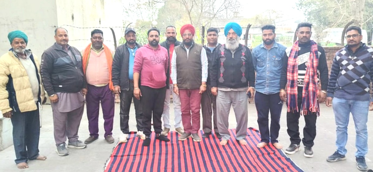 ऑटो स्टैंड की मांग को लेकर ऑटो कर्मचारी संघ प्रशासन के खिलाफ उग्र संघर्ष की तैयारी में है